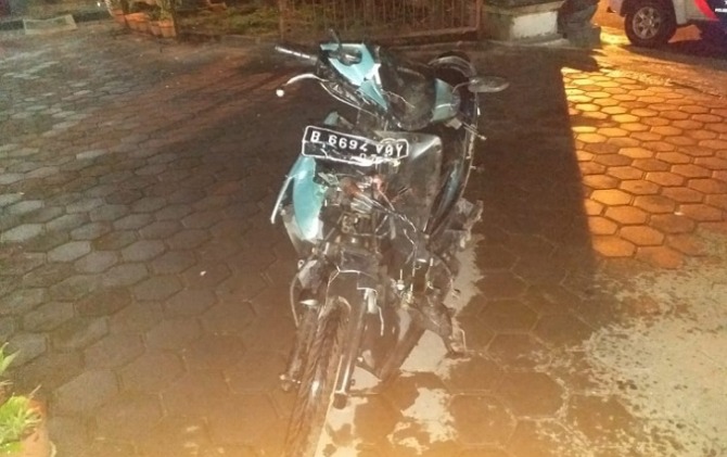 Kondisi motor korban yang ikut terjun ke Kali Jenes di ruas Jalan Pattimura, Serengan, Solo, Sabtu (13/11) malam. (ANTONIUS C/RADAR SOLO)