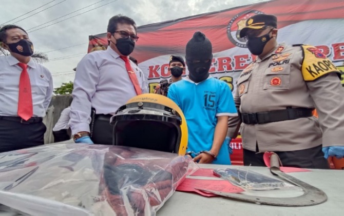 Kapolres Wonogiri AKBP Dydit Dwi Susanto (paling kanan) memimpin jumpa pers di Mapolres Wonogiri, Senin (15/11). (IWAN ADI L/RADAR SOLO)