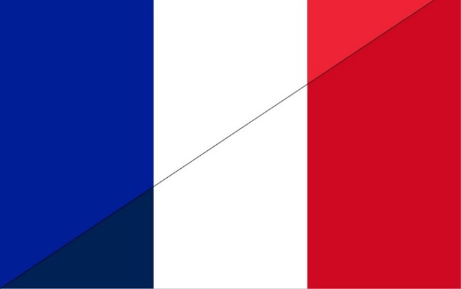 Presiden Prancis Emmanuel Macron memilih warna biru laut (navy) untuk gantikan warna biru yang lebih terang pada bendera Prancis saat ini.