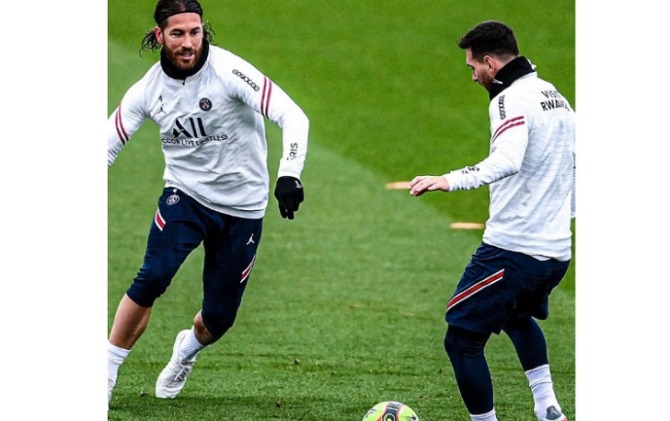 Lionel Messi dan Sergio Ramos terlihat dalam sesi latihan tim PSG yang akan hadapi Nantes pada Sabtu (20/11).
