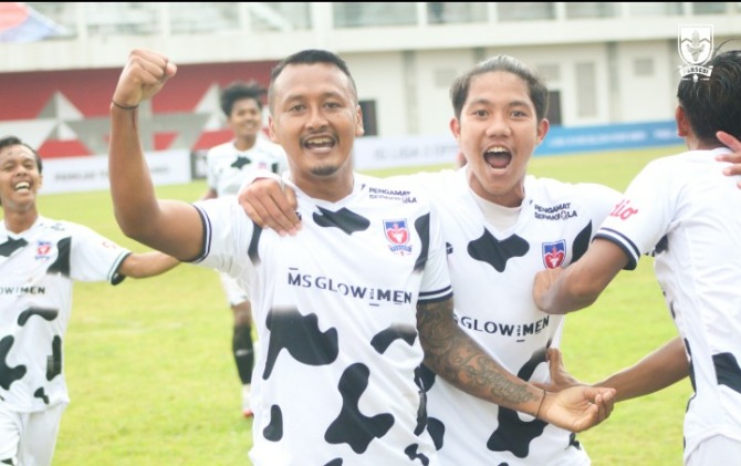Pemain Persebi Boyolali berselebrasi usai menjebol gawang Persitema di Stadion Bumi Phala Temanggung, Selada sore (2/11). (OFFICIAL MEDIA PERSEBI BOYOLALI)