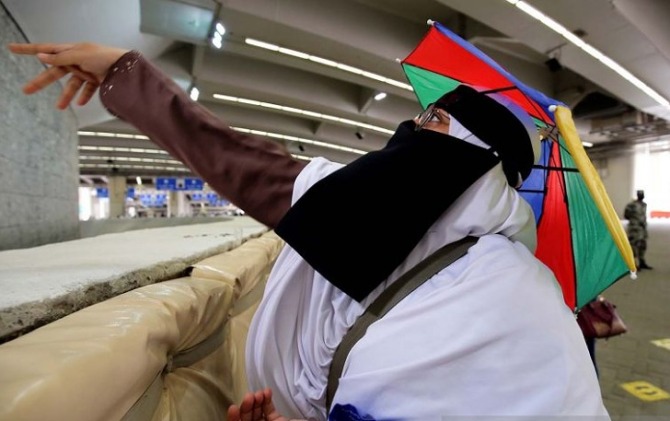 Ilustrasi jamaah haji melakukan prosesi lempar jumrah dengan prokes ketat Covid-19 di Mina, dekat kota Mekkah, Arab Saudi, Juli lalu. (ANTARA/REUTERS)