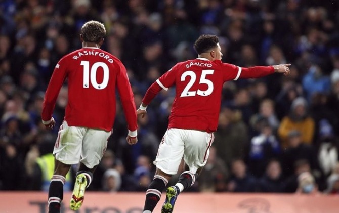 Penyerang sayap Manchester United Jadon Sancho (kanan) melakukan selebrasi usai mencetak gol ke gawang Chelsea dalam laga lanjutan Liga Inggris di Stadion Stamford Bridge, London, Inggris, Minggu (28/11) waktu setempat. (ANTARA/REUTERS