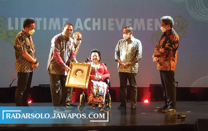 Penyerahan Lifetime-Achievement untuk Waldjinah di ajang Solo Keroncong Festival 2021 di Teminal Tirtonadi, Minggu (7/11). (SILVESTER KURNIAWAN/RADAR SOLO)
