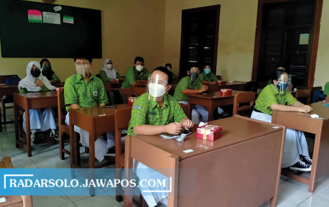 DIBUKA LAGI: Siswa SMPN 4 Surakarta mengikuti PTM terbatas belum lama ini. Kegiatan tersebut dihentikan karena ada siswa terpapar Covid-19. (SEPTIAN REFVINDA/RADAR SOLO)