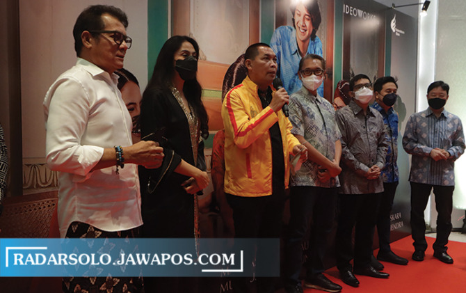 KISAH KELUARGA: Pemeran film Losmen Bu Broto, Mathias Muchus dan Maudy Koesnaedi di gala premier The Park Solo Baru tadi malam. (M. IHSAN/RADAR SOLO)