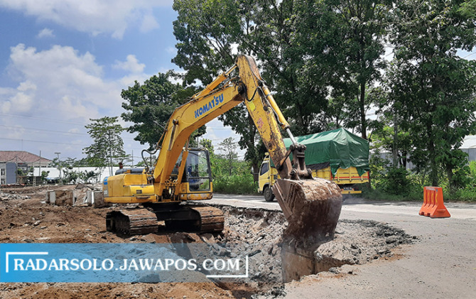 DIMULAI: Proses penataan Alun-Alun Lor Boyolali dimulai. Anggaran yang digelontorkan untuk proyek tersebut Rp 4,3 miliar. (RAGIL LISTIYO/RADAR SOLO)
