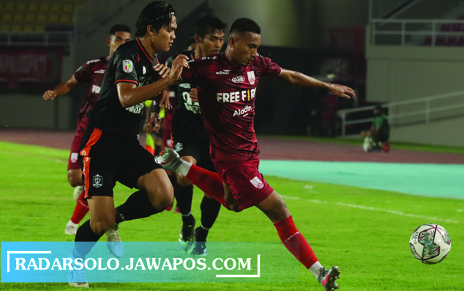 Striker Persis Solo Rivaldi Bawuo (kanan) melepaskan diri dari kawalan pemain Persijap Jepara di Stadion Manahan. (M. IHSAN/RADAR SOLO)