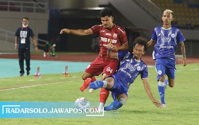 NGOTOT MENANG: Pemain PSCS Cilacap Rendy Saputra saat hendak melakukan tackling kepada pemain Persis Solo. Di babak kedua Rendy diganjar kartu merah usai melakukan pelanggaran. (M. IHSAN/RADAR SOLO)