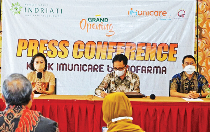 PELAYANAN OPTIMAL: Direktur RS Indriati Solo Baru dr Imelda Tandiyo beri sambutan pada pembukaan klinik imunicare, Jumat (5/10). (ISTIMEWA)