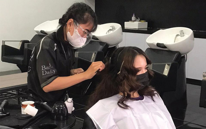 TERAMPIL: Siswa SMKN 4 Surakarta Kentri E. Grata menata rambut model dalam lomba LKS SMK bidang kecantikan, Oktober lalu. (ISTIMEWA)