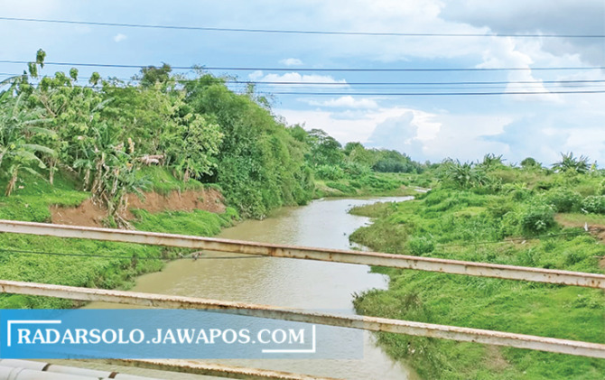 SERING MELUAP: Normalisasi Sungai Mungkung diperlukan.  (AHMAD KHAIRUDIN/RADAR SOLO)