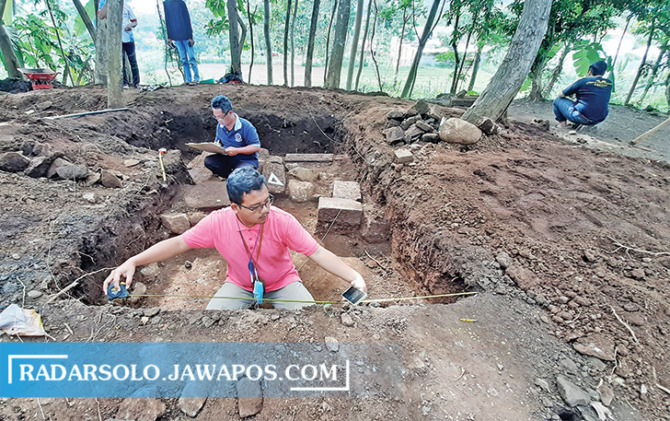 HATI-HATI: Tim BPCB Jawa Tengah cek temuan tiga candi baru di Kragilan, Mojosongo. (RAGIL LISTIYO/RADAR SOLO)
