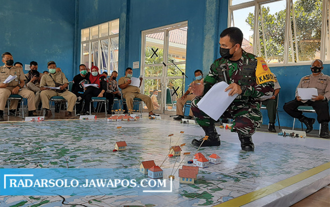 ANTISIPASI: Kasiops Rem/074 Warastratama, Mayor Inf Ronaldo Konstantin beri penjelasan potensi longsor di Kendel, Kemusu. (RAGIL LISTIYO/RADAR SOLO)