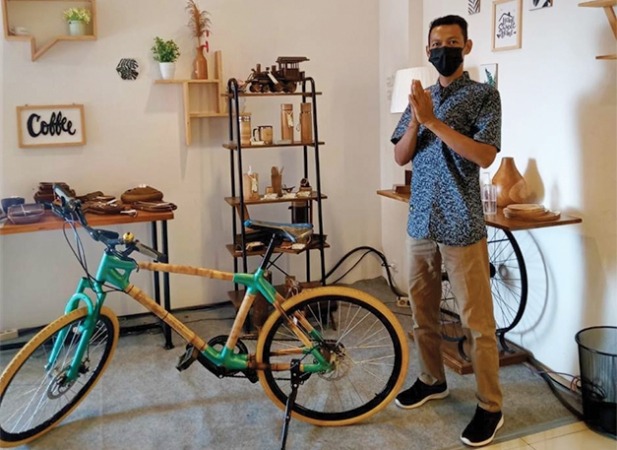 KREATIF: Anton Eko Wahyudi dengan berbagai hasil karya kerajinan bambu buatannya. (RUDI HARTONO/RADAR SOLO)