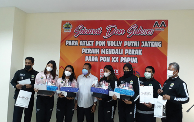 PENYEMANGAT: Agus Kristianto, Pimpinan PT Mandom Indonesia Tbk serahkan bingkisan ke atlet berprestasi. (ISTIMEWA)