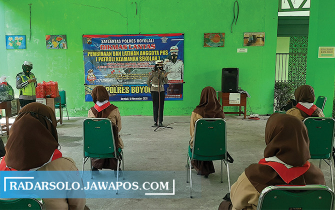 TATAP MUKA: Jajaran Satlantas Polres Boyolali saat memberikan pembinaan terkait tertib berlalu lintas di SMAN 3 Boyolali, kemarin (19/11). (RAGIL LISTIYO/RADAR SOLO)