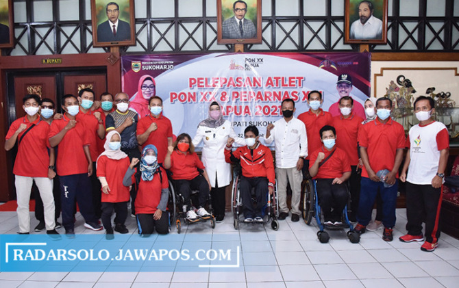 MEMUASKAN: Bupati Sukoharjo Etik Suryani melepas atlet untuk mengikuti Peparnas XVI di Papua, September lalu. Sejumlah atlet peparnas Sukoharjo ini membuktikan janjinya dengan membawa banyak medali. (IWAN KAWUL/RADAR SOLO)