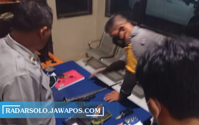MERESAHKAN: Anggota Polres Karanganyar mengamankan pelaku dan sejumlah barang bukti. (RUDI HARTONO/RADAR SOLO)