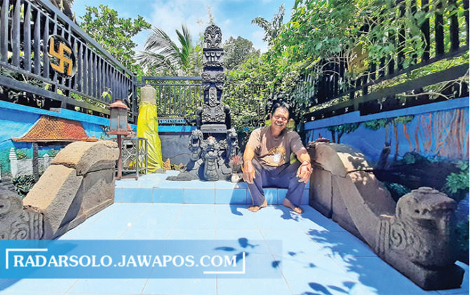 BERSEJARAH: Batu Candi Watu Genuk hasil penemuan disimpan di salah satu rumah warga di Pisah, Rt 4 Rw 10, Kragilan, Mojosongo, kemarin. (RAGIL LISTIYO/RADAR SOLO)