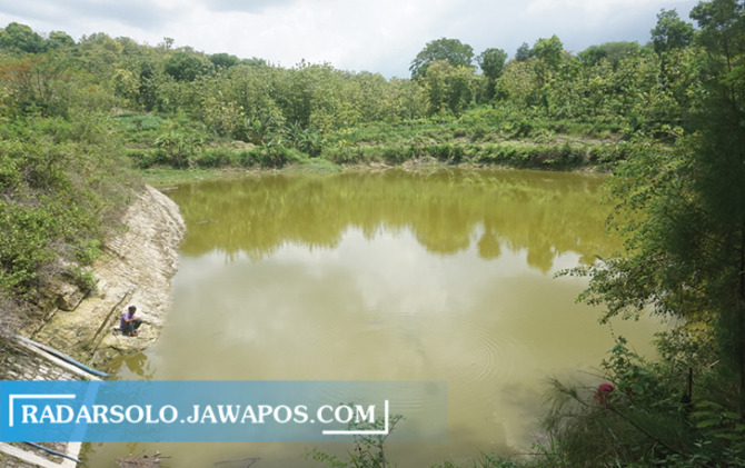 BELUM TERSENTUH: Pemancing mencari ikan di Embung Purbasari, Desa Krakitan, Kecamatan Bayat, kemarin (14/11). (ANGGA PURENDA/RADAR SOLO)