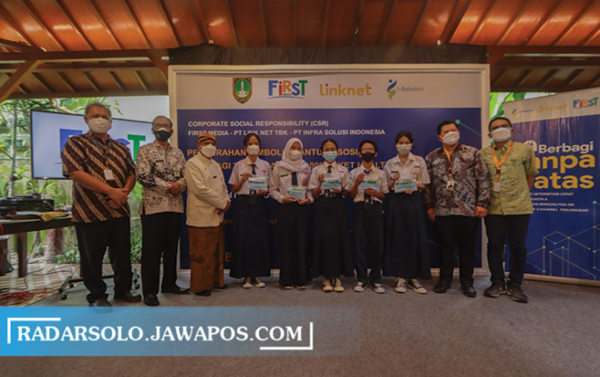 BANTU ATASI PANDEMI: Manajemen PT Link Net Tbk serahkan bantuan healthy kit kepada Pemkot Surakarta, Kamis (25/11). (M. IHSAN/RADAR SOLO)