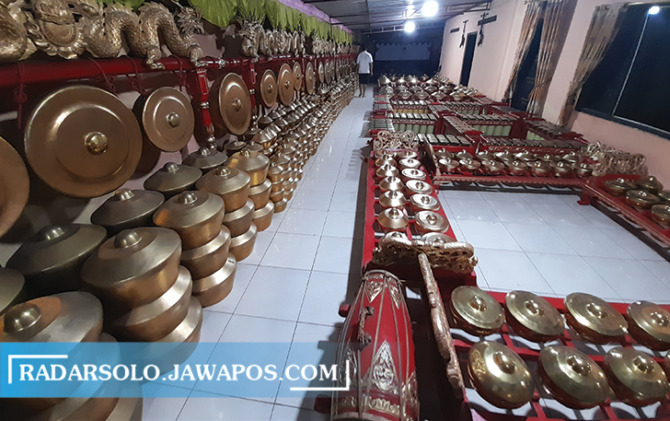 NGURI-URI BUDAYA: Gamelan buatan Perajin gamelan asal Karanganyar Hariyanto. (RUDI HARTONO/RADAR SOLO)