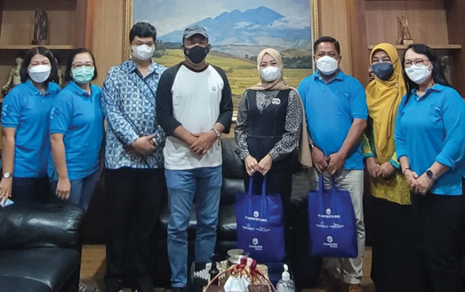Gamersi Group menyerahkan 500 paket sembako dalam kegiatan Jumat Berkah.