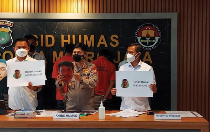 Kabid Humas Polda Metro Jaya Kombes Pol Endra Zulpan (tengah) memperlihatkan barang bukti kasus penggelapan paket mahal dari toko online, Rabu (24/11). (ANTARA)