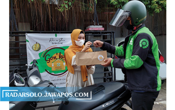Pemilik usaha hampers puding Gonku Kitchen, Devi Oktavia Wijaya mempercayakan produk olahannya untuk diantar driver GoJek. (SILVESTER KURNIAWAN/RADAR SOLO)