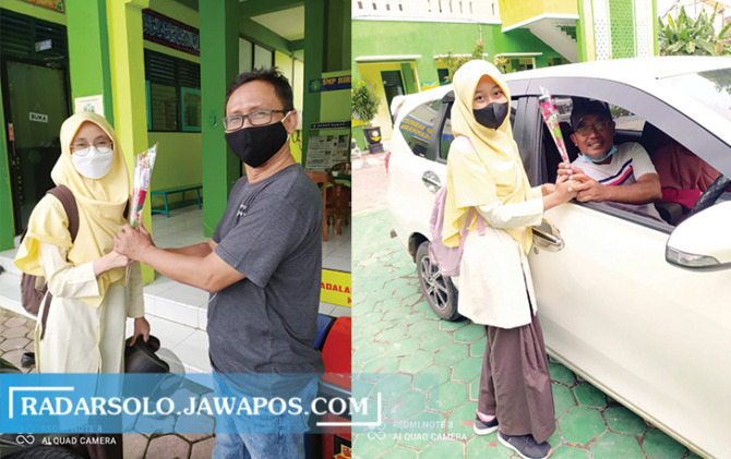SURPRISE: Dalam rangka hari Ayah Nasional, para siswa SMP Birrul Walidain Muhammadiyah Sragen memberikan sekuntum bunga untuk ayah mereka, Jumat (12/11). (AHMAD KHAIRUDIN/RADAR SOLO)