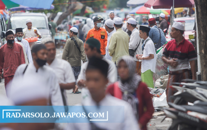 RAMAI: Jamaah dari berbagai daerah yang telanjur datang ke Kota Solo untuk mengikuti haul Habib Ali bin Muhammad Al Habsyi di Masjid Riyadh, Pasar Kliwon, Kamis (25/11). (M. IHSAN/RADAR SOLO)