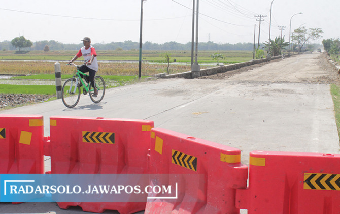 VITAL: Perbaikan infrastruktur masih menjadi prioritas. Bahkan pemkab Sragen sampai harus berutang untuk sektor tersebut. (AHMAD KHAIRUDIN/RADAR SOLO)