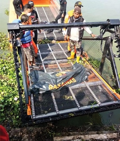 DITEMUKAN: Evakuasi korban tenggelam di Rowo Jombor, Desa Krakitan, Kecamatan Bayat, kemarin (1/11). (ISTIMEWA)