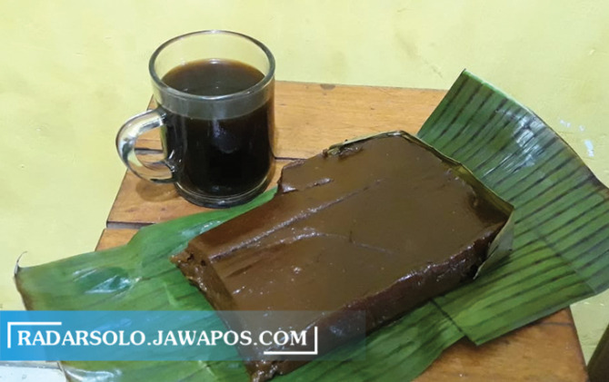 SPESIAL: Jenang Kenep khas Sukoharjo cocok untuk temani ngopi di pagi hari. (IWAN KAWUL/RADAR SOLO)