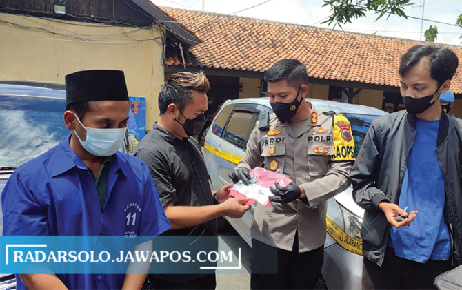 TANGKAPAN BESAR: Kapolres Sragen AKBP Yuswanto Ari menyerahkan kunci mobil kepada korban kasus penggelapan mobil rental, kemarin. (AHMAD KHAIRUDIN/RADAR SOLO)