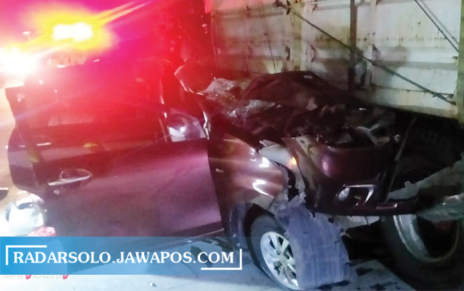 NAHAS: Mobil yang membawa rombongan hajatan dari Blora terlibat kecelakaan di jalan tol, Rabu (3/11) malam. (AHMAD KHAIRUDIN/RADAR SOLO)