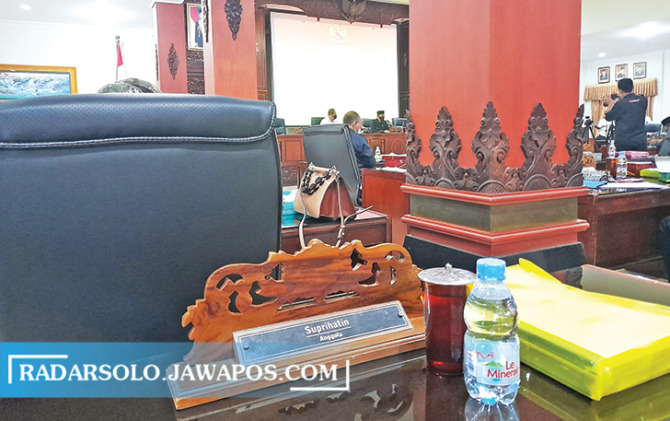MASIH BERKABUNG: Kursi anggota DPRD Suprihatin yang meninggal karena sakit. (RUDI HARTONO/RADAR SOLO)