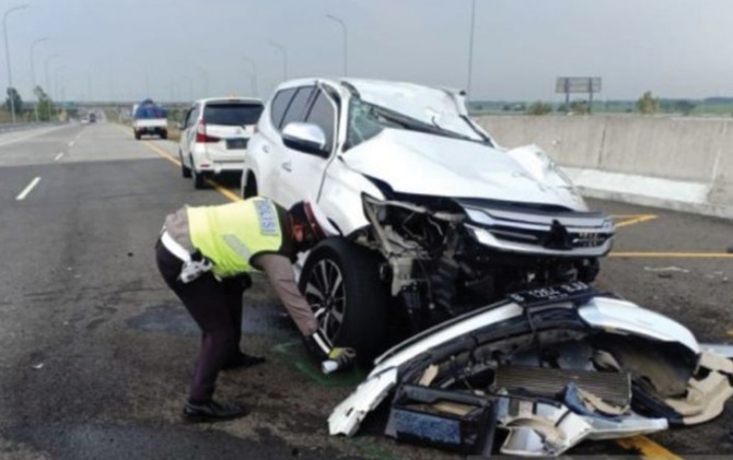 Mobil Pajero Sport putih bernopol B 1264 BJU yang ditumpangi Vanessa Angel dan suaminya mengalami kecelakaan lalu lintas di tol Nganjuk, KM 672.400/A, Kamis (4/11). (ANTARA)