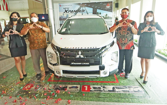 ELEGAN: Branch Manager PT Sun Star Motor Surakarta Petrus Indrojono (dua dari kanan) saat launching Xpander Cross, kemarin (15/11). (M. IHSAN/RADAR SOLO)