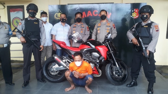 GERAK CEPAT: Kapolres Sukoharjo AKBP Wahyu Nugroho Setyawan (dua dari kanan) tunjukkan tersangka pencurian moge dan barang buktinya di Mapolsek Kartasura, Sabtu (27/11/2021).