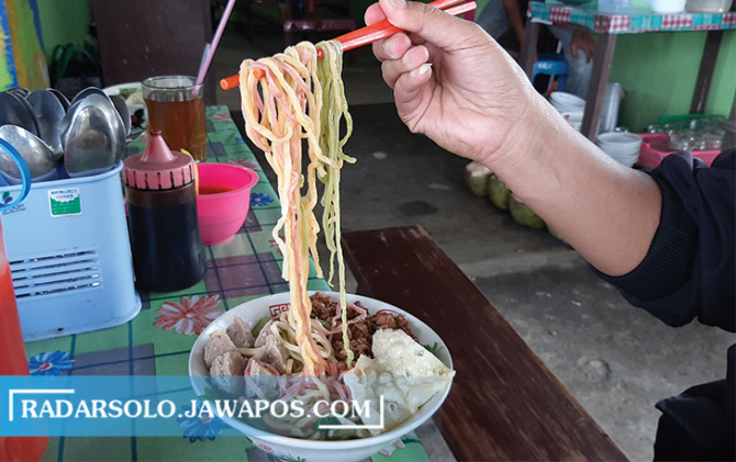 DIMINATI: Mi pelangi yang dijual di Menoro, Desa Jembungan, Kecamatan Banyudono, Boyolali. (RAGIL LISTIYO/RADAR SOLO)