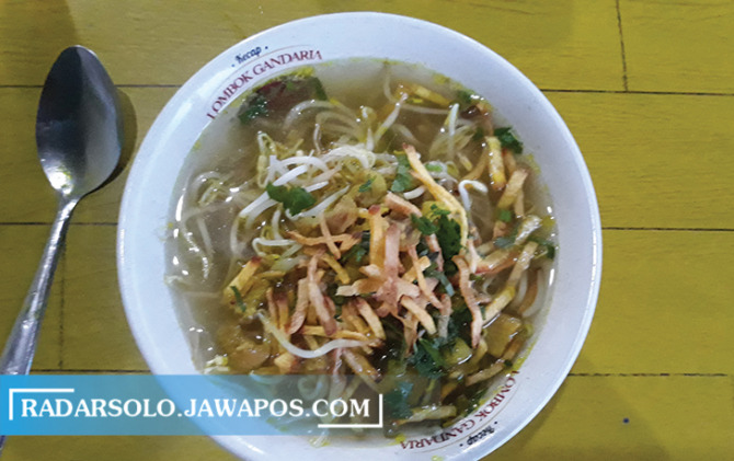 UNIK: Sekilas mirip bakmi toprak, namun makanan khas Gawok, Sukoharjo ini punya cita rasa tersendiri. (IWAN KAWUL/RADAR SOLO)