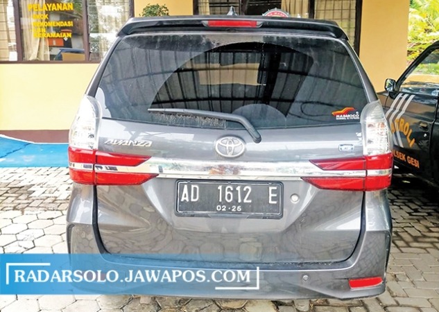 BARANG BUKTI: Mobil yang dibawa kabur pelaku. (AHMAD KHAIRUDIN/RADAR SOLO)
