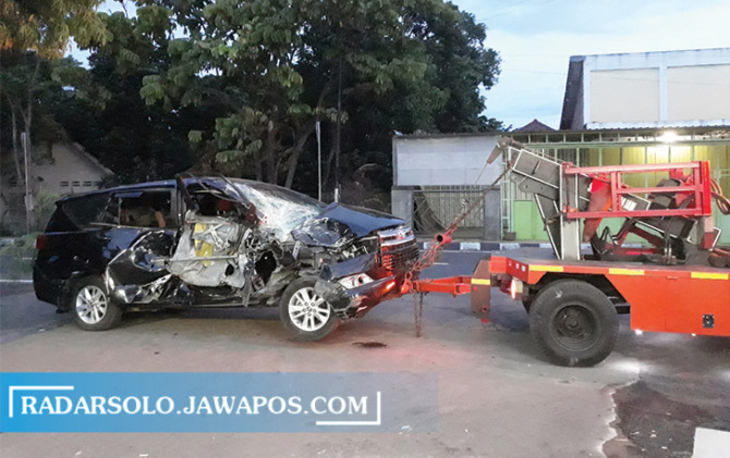 Salah satu kendaraan yang terlibat kecelakaan karambol di Jalan Solo-Jogja diderek ke Unit Laka Satlantas Polres Klaten, Jumat (12/11). (ANGGA PURENDA/RADAR SOLO)