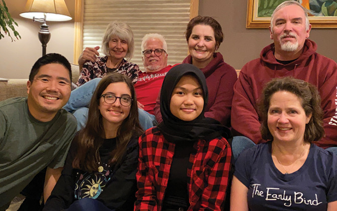 Nadia Shafiana Rahma (memakai jilbab) bersama keluarga angkatnya di Ellensburg, Washington merayakan Thanksgiving.
