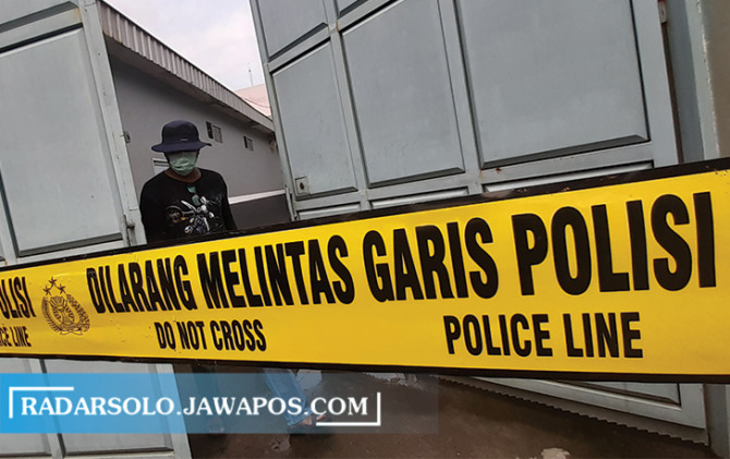 OLAH TKP: Polisi memasang police line di gudang distributor rokok yang disantroni perampok di Joyotakan, Serengan, kemarin (15/11). (A. CHRISTIAN/RADAR SOLO)
