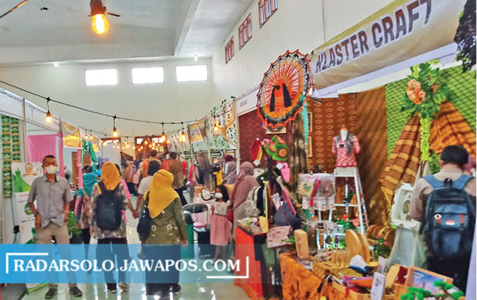 ANTUSIAS: Pameran produk pertanian dan UMKM di Gedung Wanita Karanganyar, Jumat (19/11) kemarin. (ANGGRAINI WAHYU NINGTYAS- KHOFIFAH AGNI/RADAR SOLO)
