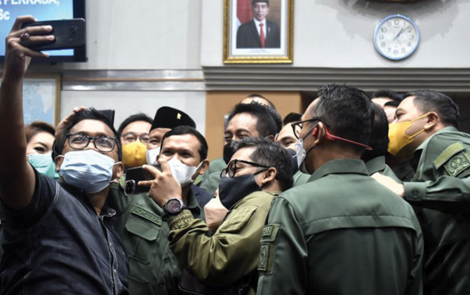 Sejumlah anggota Komisi I DPR mengajak Jenderal Andika Perkasa untuk foto bersama usai disetujui menjadi panglima TNI dalam rapat dengar pendapat umum (RDPU) di Gedung DPR, Senayan, Jakarta, Sabtu (6/11) (ANTARA)