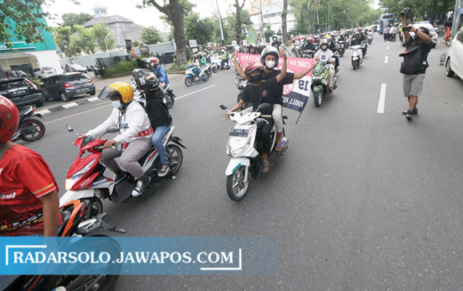 DEMI KEBANGGAN: Ribuan Pasoepati mengendarai sepeda motor, hendak mengawal pemain Persis Solo di ruas Jalan Slamet Riyadi, Senin (29/11) sore. (M. IHSAN/RADAR SOLO)
